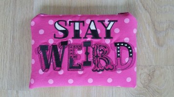 Kokvilnas kosmētikas maciņš ar uzrakstu STAY WEIRD #MG032